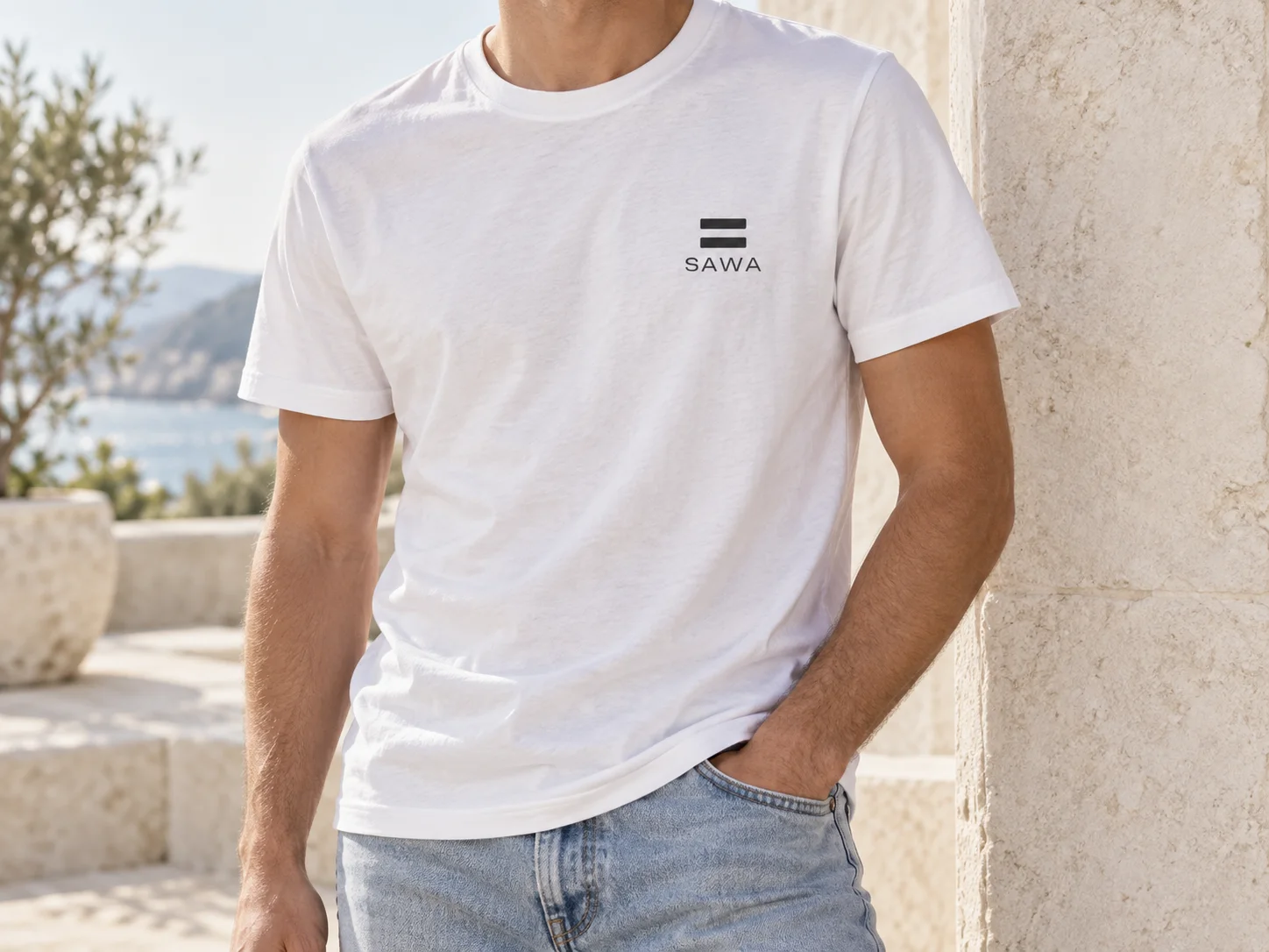 Détail du signe égal sur le t-shirt blanc SAWA porté avec un jean clair